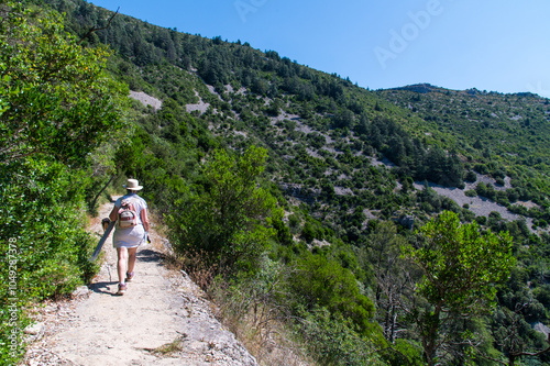 Promeneur sur chemin du cirque de Navacelles