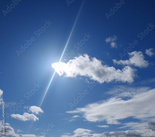 Raios de sol no céu azul com algumas nuvens photo