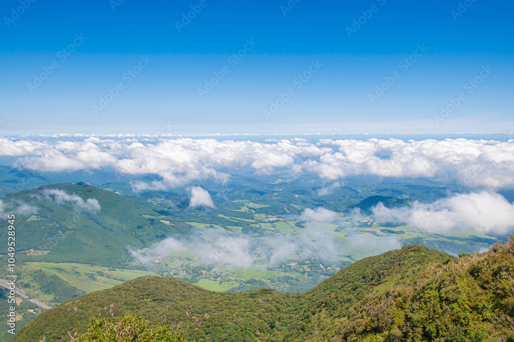 Obraz premium 由布岳登山・由布岳山頂(西峰)からの眺め