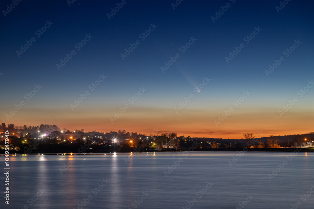 Fototapeta premium Comet Tsuchinshan-ATLAS over the city