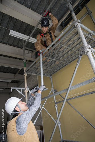 高所作業の足場を作る作業員の2人 photo