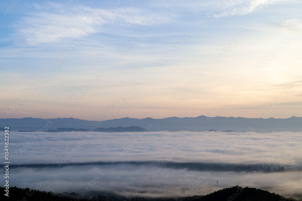 Obraz premium Landscape of the sea of ​​mist in the morning with the rising sun and orange sky.