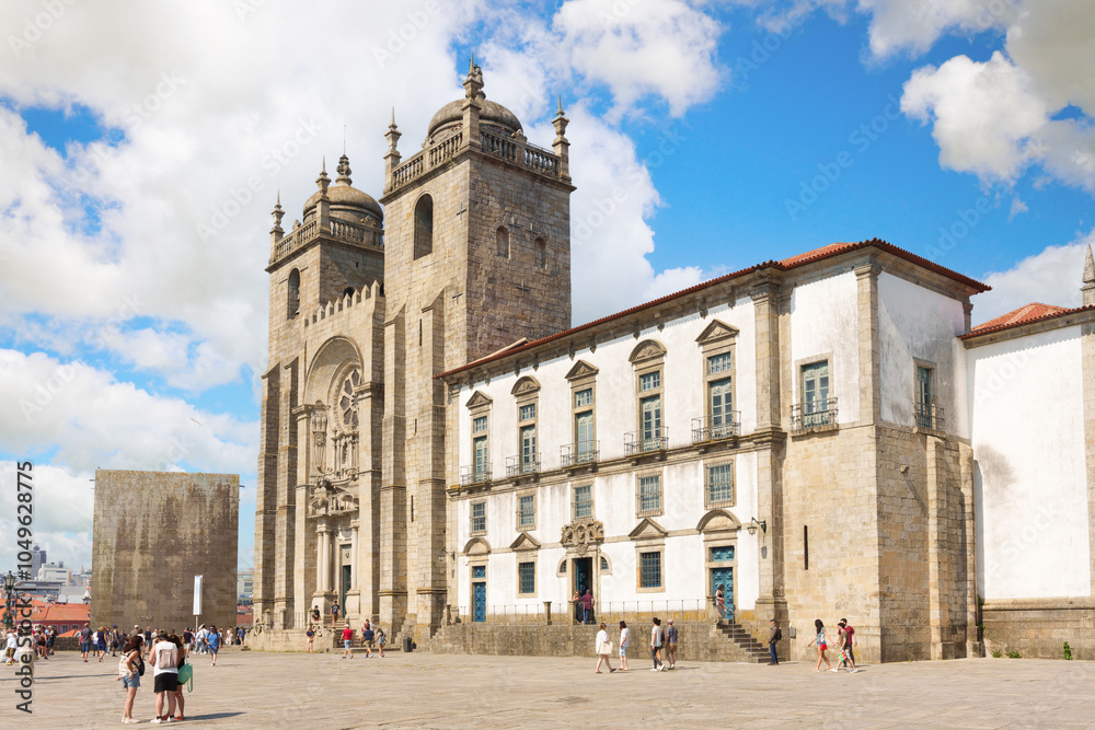 Fototapeta premium Panoramic view of Porto Cathedral on a summer day