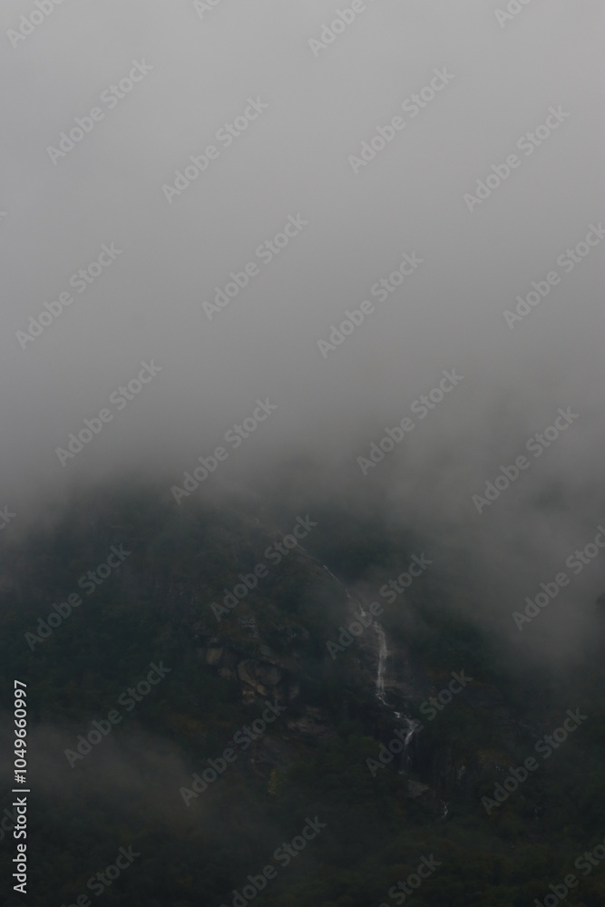 Obraz premium Bergkette in Wolken und Nebel in Norwegen