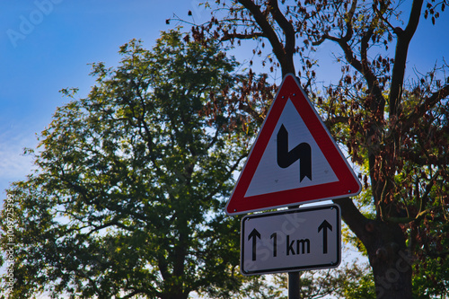 Schild - Verkehr - Aufheben - Zeichen - Verkehrsschild - Tempo - Tenpolimit - Symbohl - Autofahren - Straße - Kurve - Überholen - Achtung - Konzept	 photo