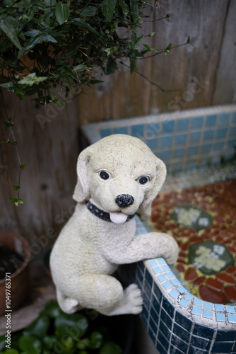 Obraz na płótnie Cute dog ceramic pet doll w salonie