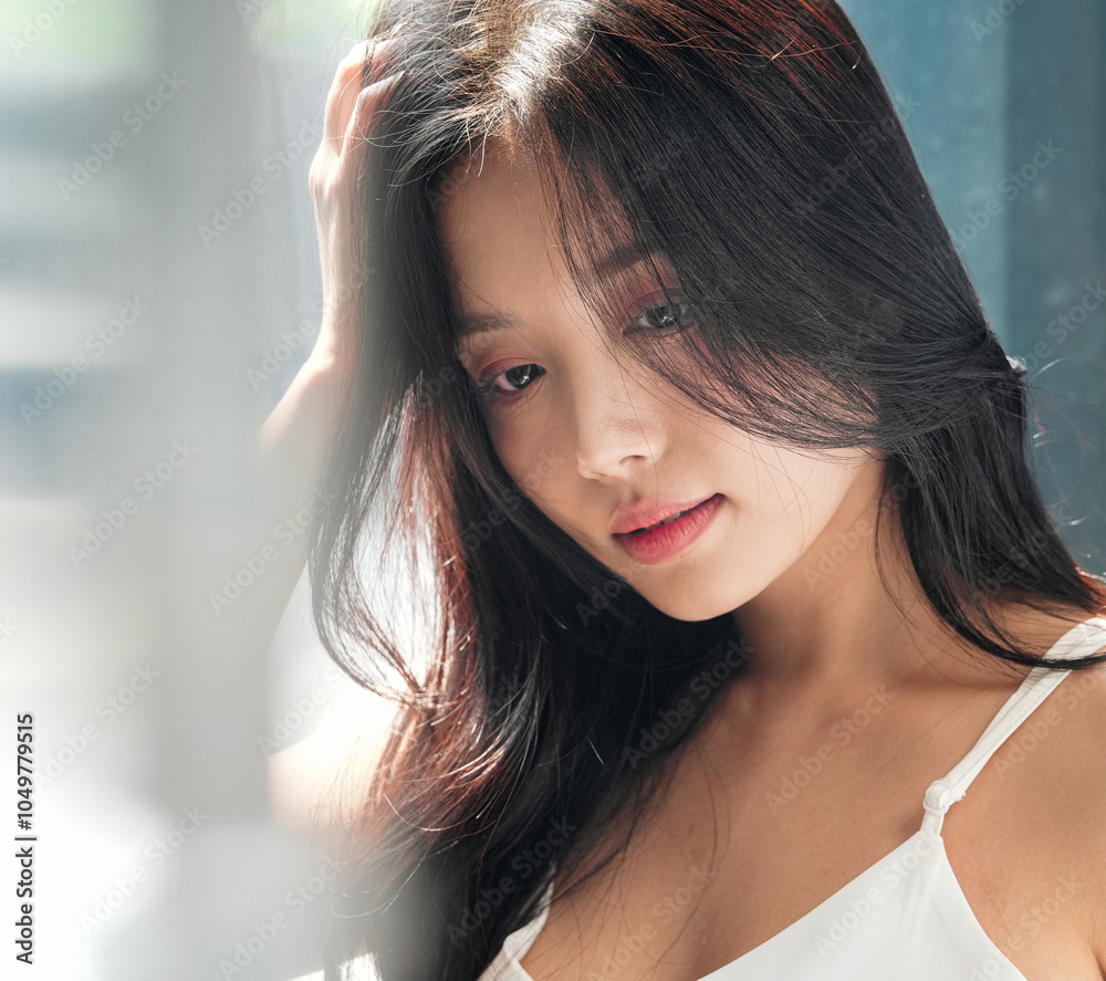 Fototapeta premium 自然光で撮影をした若い女性のビューティーポートレート