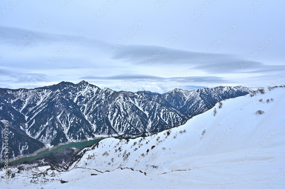 Obraz premium 【富山県】冬の立山黒部アルペンルートからみた雪景色と黒部湖