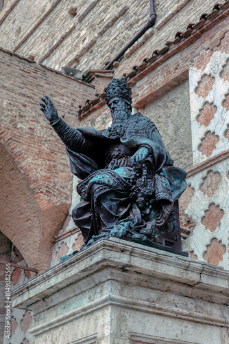 Obraz na płótnie Perugia, Italy-June 26, 2024: The statue of Pope Julius III stands prominently placed in front of the Cathedral of Saint Lorenzo in Perugia, Italy. w salonie
