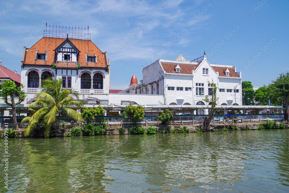 スラバヤのマス川沿いに建つ歴史的建造物