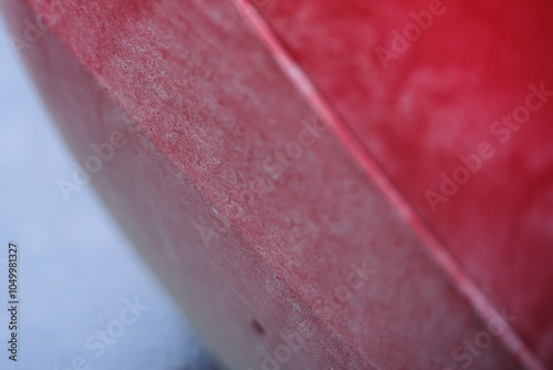 Foto Closeup shot of dust and dirt on part of red car