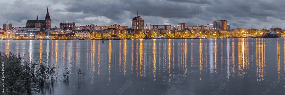 Obraz premium Panorama von Rostock am Abend