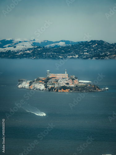 Foto Alcatraz Island in San Francisco Bay with distant hills under misty sky