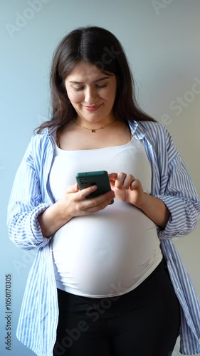 pregnant woman using smart phone