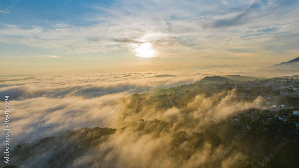 Hyperlapse del amanecer de la ciudad cubierta por fresca neblina Hyperlapse del amanecer de la ciudad cubierta por fresca neblina