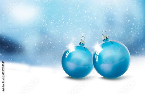 Grüne Weihnachtskugeln vor Grünem Hintergrund