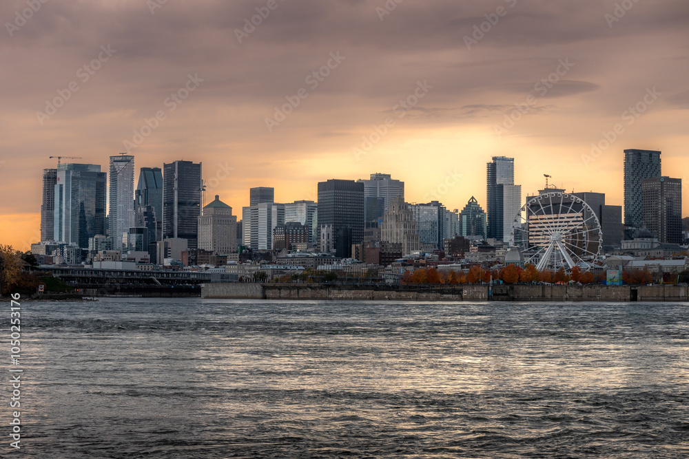 Obraz premium La ville de Montréal au canada avec ses gratte ciel au coucher de soleil