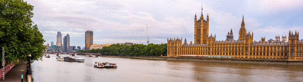 Obraz premium Panoramoic View of the Thames River with the British Parliament on the Shores
