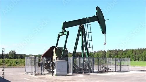 Video einer Erdölpumpe in Niedersachsen in Deutschland. Das gleichmäßige auf und ab einer Pumpe.