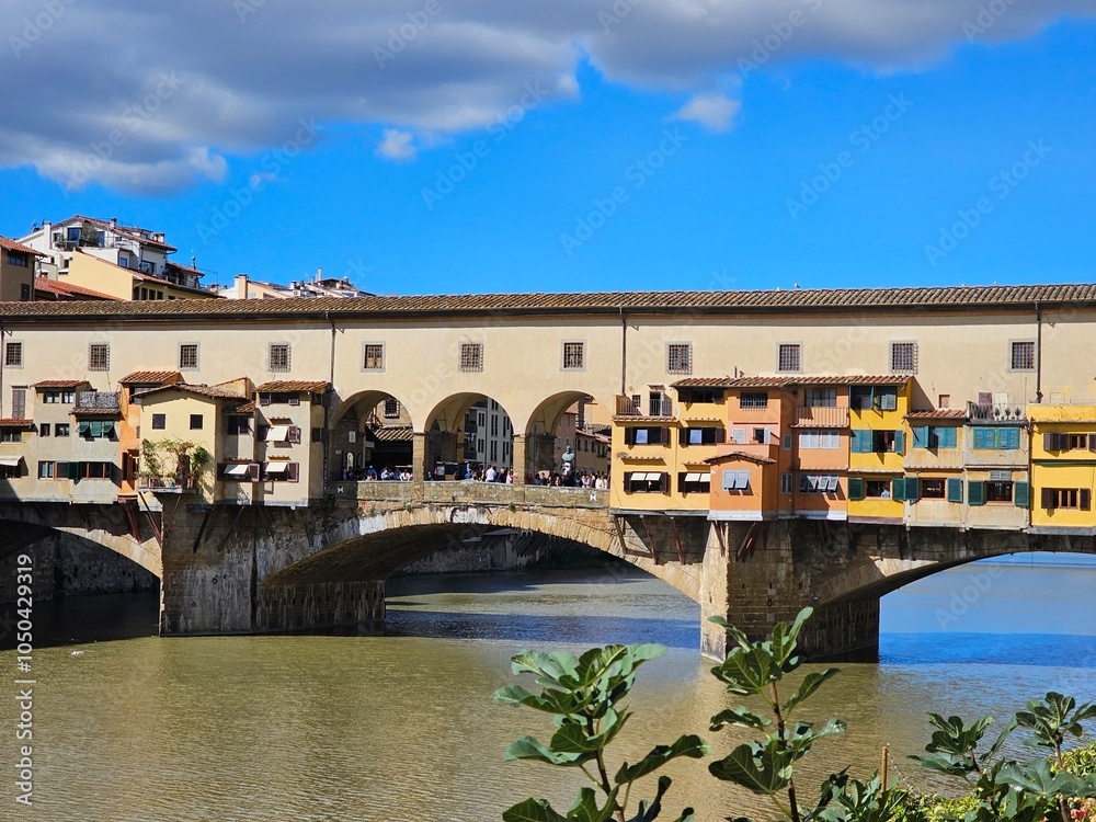 Obraz premium Florence, Italy - October 5, 2024: Discovering the city of Florence in autumn days. Frome the Duomo to Ponte Vecchio, old architecture covering the city. Beautiful sky reflected over Arno river.