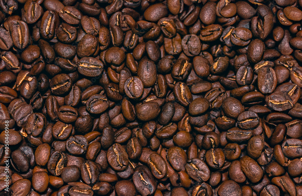 Obraz premium Fresh Roasted Coffee Beans Macro Photography - Dark Brown Arabica Coffee Beans Background with Golden Crease Detail Perfect for Cafe Marketing and Food Packaging