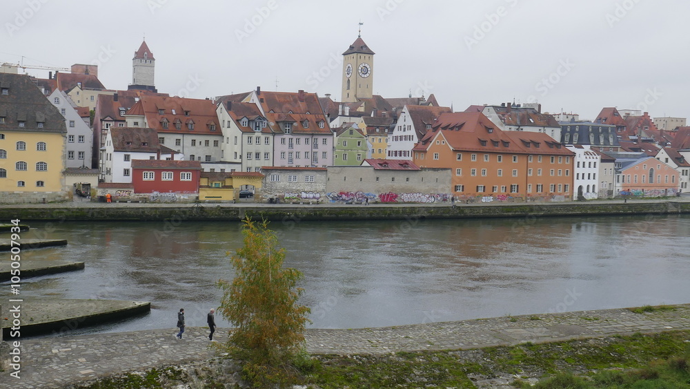 Φωτογραφία schöner weiter Blick über die Donau zur Altstadt von Regensburg mit Häusern und