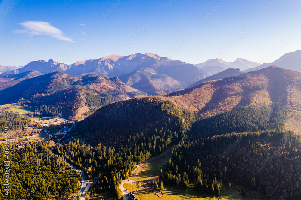Góry, Tatry Zachodnie w Polsce, panorama jesienią z lotu ptaka