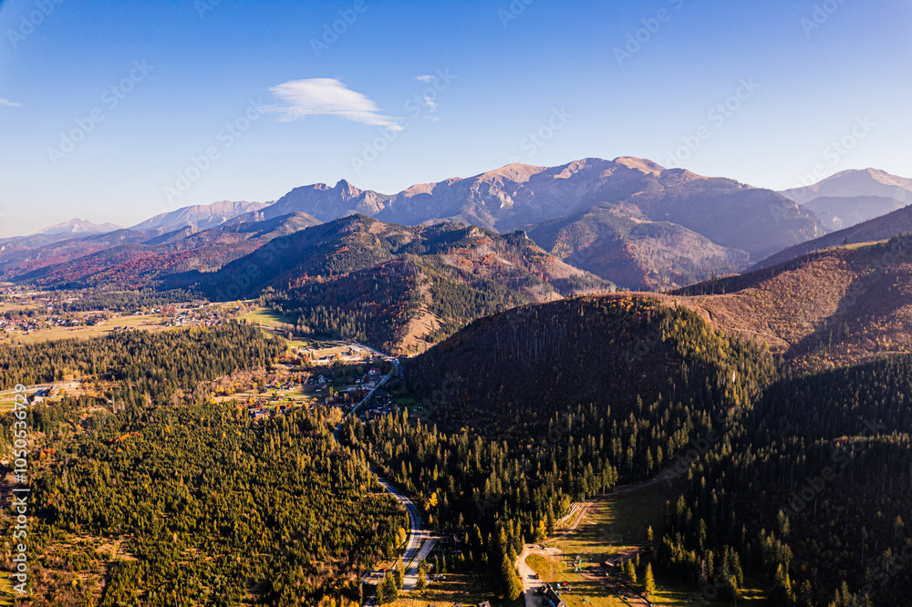 Góry, Tatry Zachodnie w Polsce, panorama jesienią z lotu ptaka