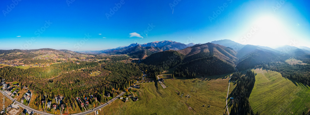 Góry, Tatry Zachodnie w Polsce, panorama jesienią z lotu ptaka