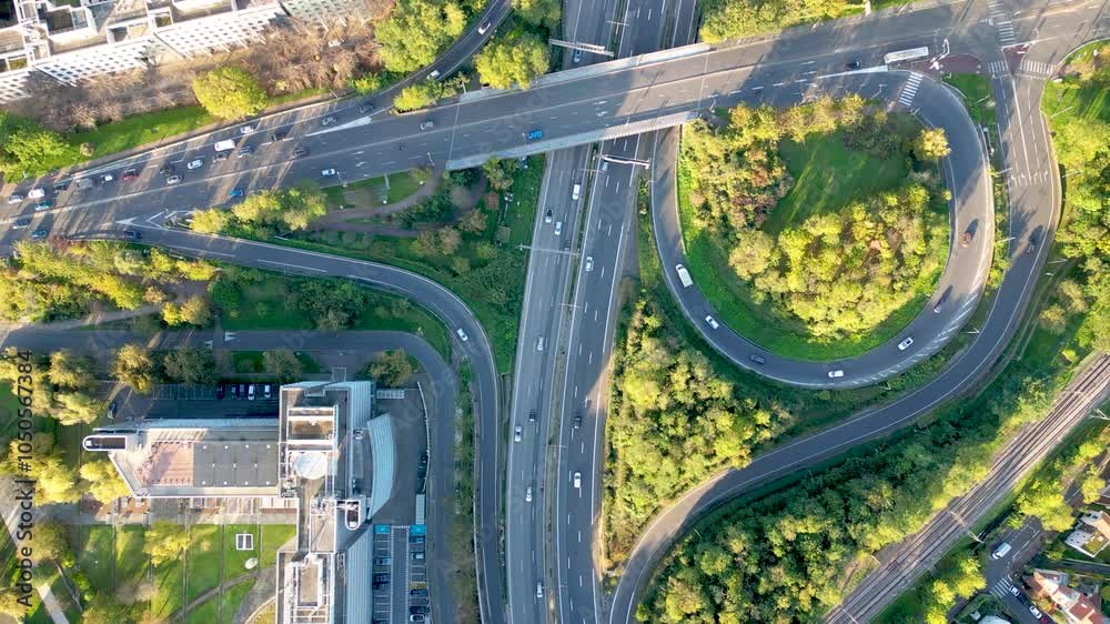Autoroute, trafic et voitures rapides avec drone et route et zone urbaine aérienne. Voyage, conduite et déplacements en ville en extérieur avec vitesse et routes de transport automobile