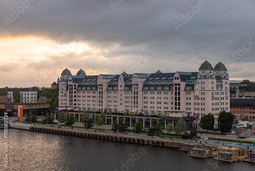 Obraz na płótnie Havnelageret Building at Sunset w salonie