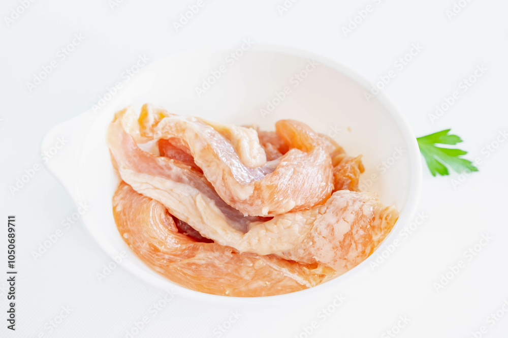 味付けして片栗粉をまぶした鶏むね肉 味付けして片栗粉をまぶした鶏むね肉