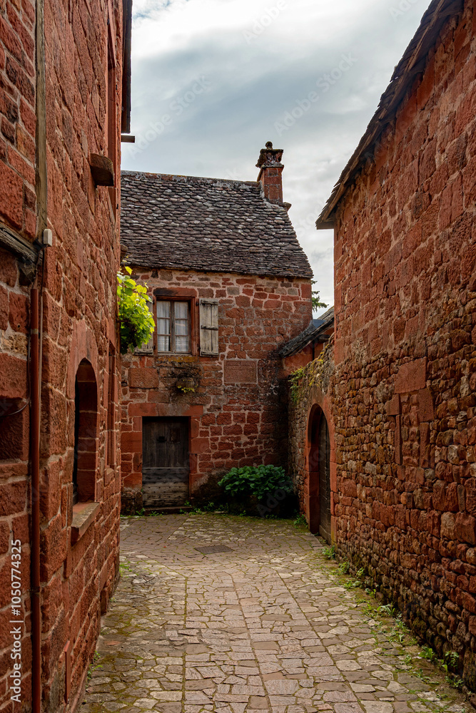 Gasse in der Altstadt von Collonges-la-Rouge in Nouvelle-Aquitaine in Frankreich