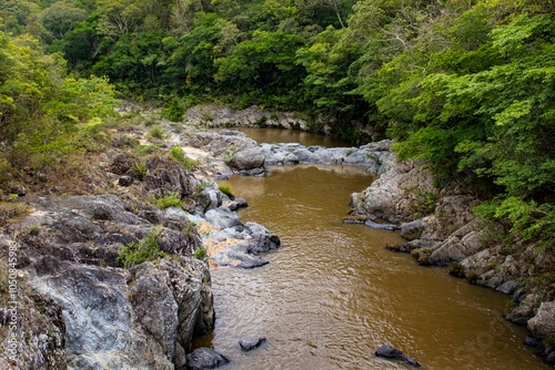 Rio Sao Francisco e Cachoeira com Pedras na Serra da Canastra