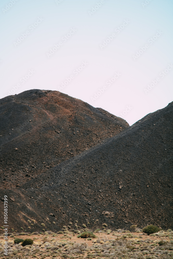 Karge Vulkanhügel in wüstenähnlicher Landschaft Karge Vulkanhügel in wüstenähnlicher Landschaft