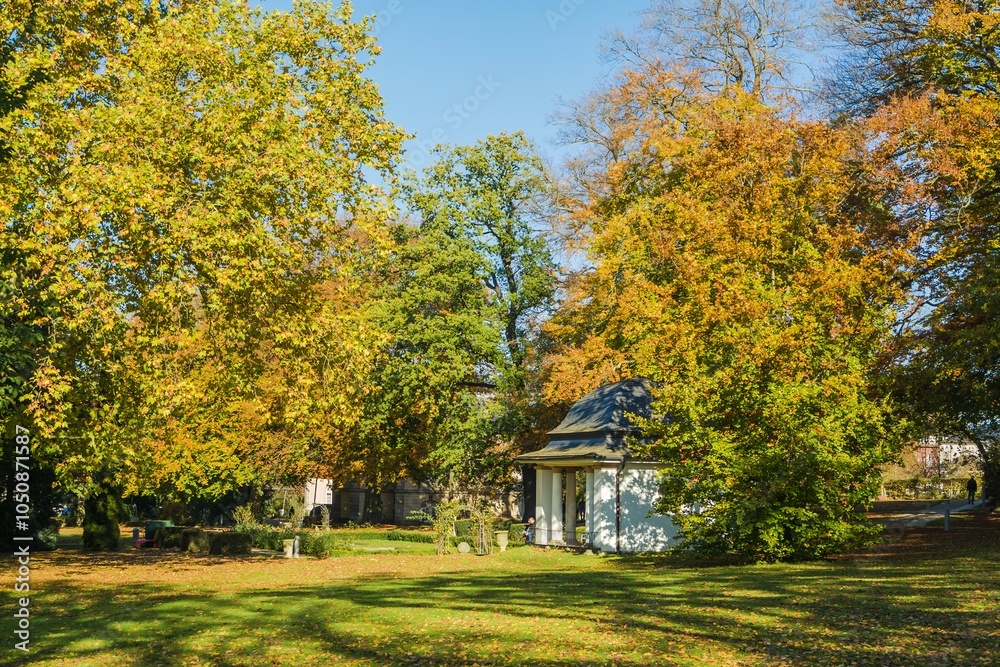 Herbstlicher Landschaftsgarten im Kurpark Bad Nenndorf Herbstlicher Landschaftsgarten im Kurpark Bad Nenndorf