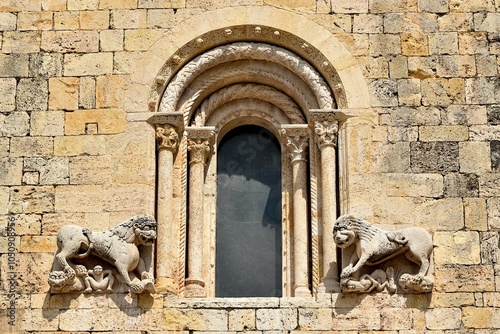 фотографія Sculptures en bas-relief représentant des lions sur la façade de l’église de l’a
