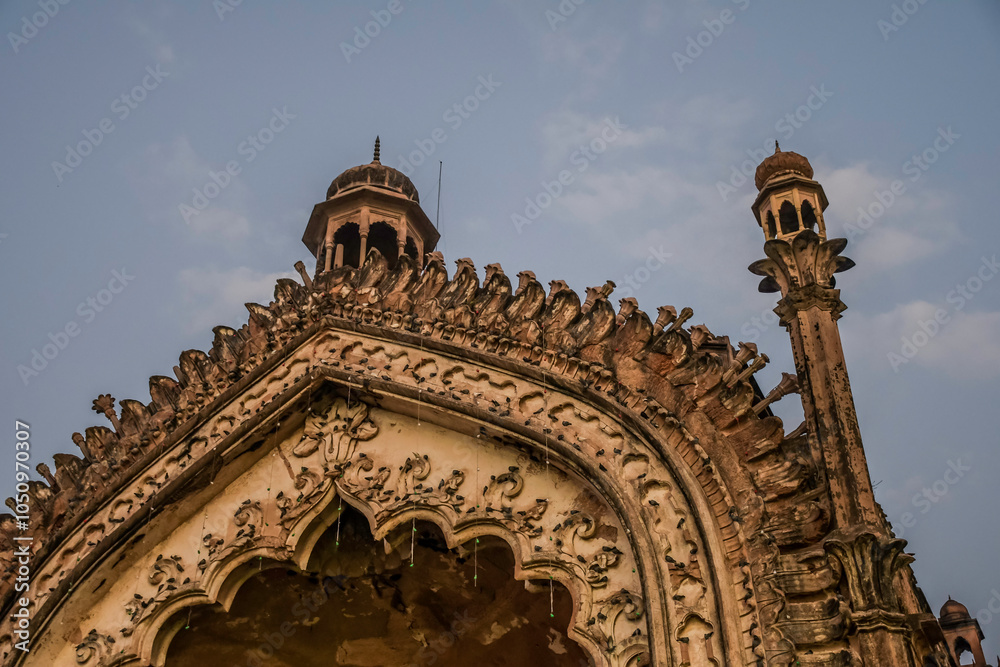 Obraz premium Rumi Darwaza also known as Turkish gate In Lucknow is an ancient Awadhi architecture fort