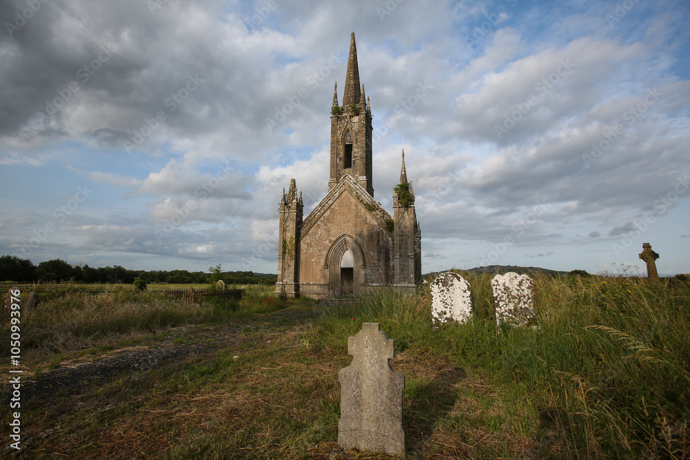 Verlassene Kirche im County Offaly in Irland. Verlassene Kirche im County Offaly in Irland.