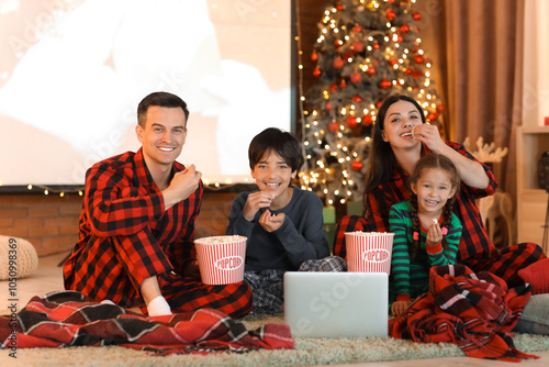Happy family with popcorn w...