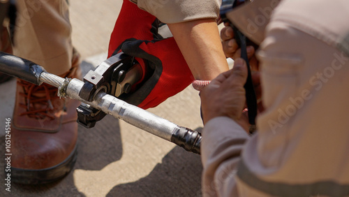 High-voltage cable Hydraulics tube crimping machine with aluminum electrical connectors and electrical tape