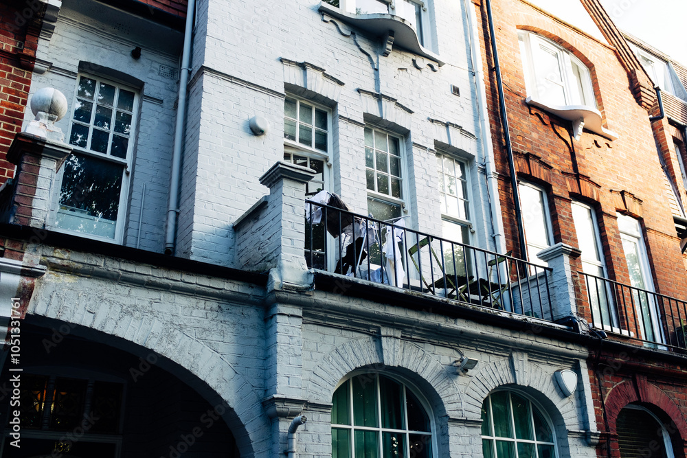 Naklejka premium Clothes hanging out to dry on balcony of london townhouse