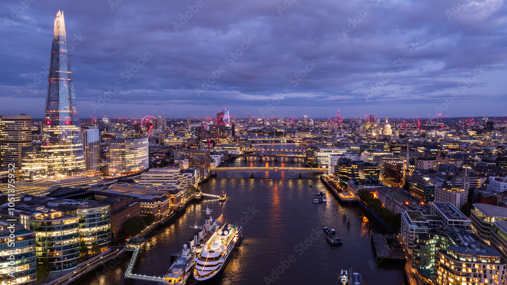 Fototapeta premium Bustling cityscape of London, UK