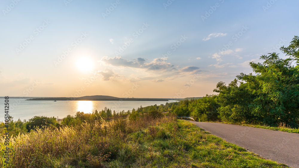 Fototapeta premium Ein wunderschöner Sonnenuntergang am Störmthaler See im Spätsommer