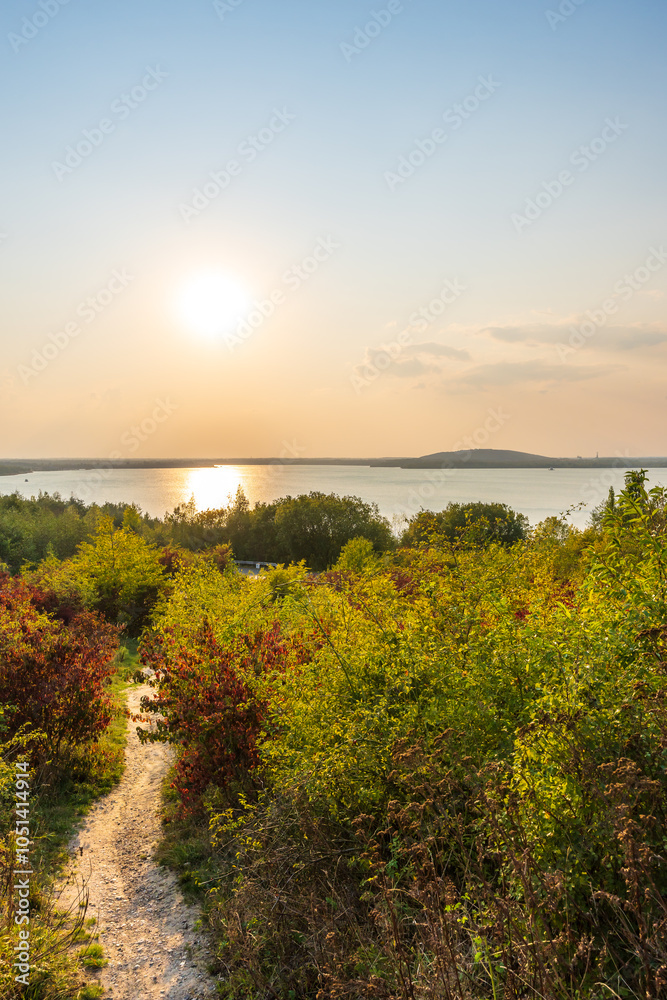 Obraz premium Ein wunderschöner Sonnenuntergang am Störmthaler See im Spätsommer