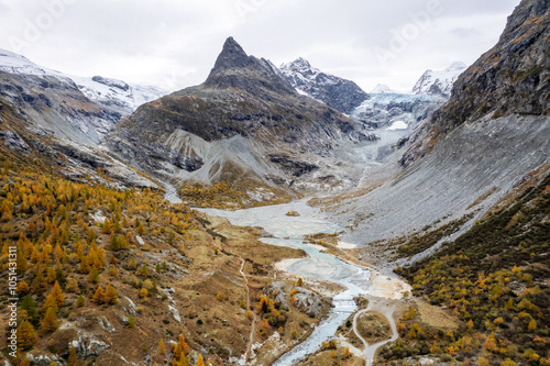 Vue aérienne du Val Ferpècle dans le Valais Suisse. Vue des mélèzes jaune en automne.