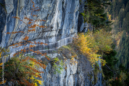 Galerie creusée dans la roche avec son chemin et ces barrière à Champéry en Suisse Romande