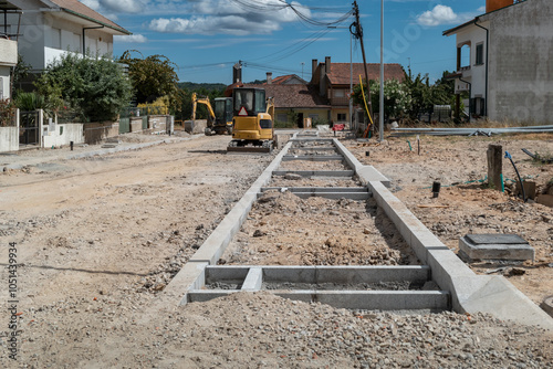 Substituição de piso e construção de povos passeios. Obras de infraestrutura urbana numa área residencial com equipamento pesado na preparação do terreno photo