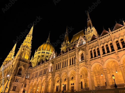 Obraz na płótnie Hungarian parliament building in Budapest by night w salonie