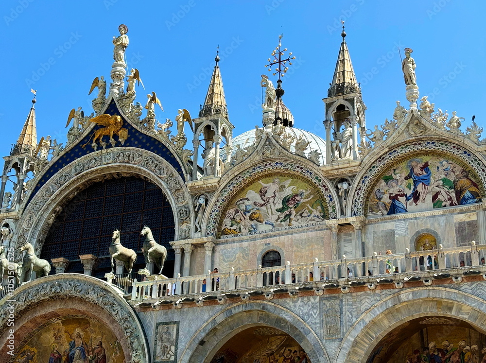 Fototapeta premium A copy of the world-famous equestrian quadriga of Cavalli di San Marco is available for everyone to admire and is located on the building of St. Mark's Cathedral.